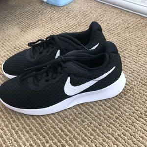 Black nike women’s size 6 NEW